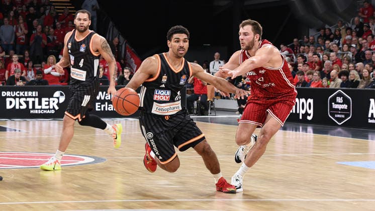Brose Arena, Bamberg Baskets vs. Ratiopharm Ulm Germany, Bamberg, Brose Arena - 27 Dec 2025 - Basketball Bundesliga - Bamberg Baskets vs. Ratiopharm Ulm Image: (fLTR) Mark Smith (Ratiopharm Ulm) in action against Zachary Ensminger (Bamberg Baskets). Bamberg Brose Arena Bayern Germany Copyright: xPresseFotoxEvans xRyanxEvansx