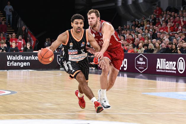 Brose Arena, Bamberg Baskets vs. Ratiopharm Ulm Germany, Bamberg, Brose Arena - 27 Dec 2025 - Basketball Bundesliga - Bamberg Baskets vs. Ratiopharm Ulm Image: (fLTR) Mark Smith (Ratiopharm Ulm) in action against Moritz Krimmer (Bamberg Baskets). Bamberg Brose Arena Bayern Germany Copyright: xPresseFotoxEvans xRyanxEvansx