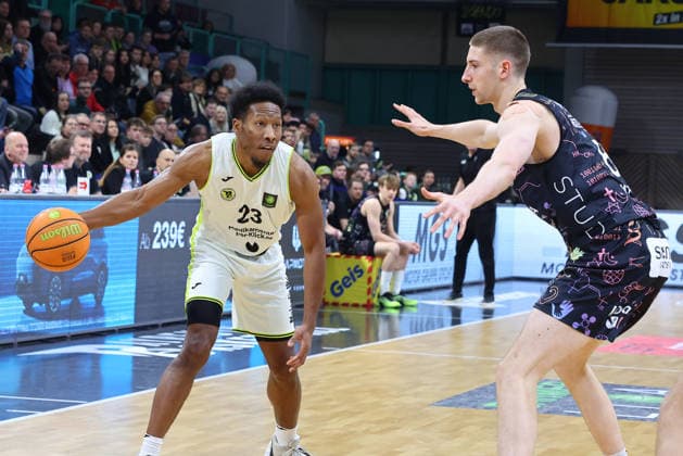 15 matchday of the Basketball 2 Bundesliga ProA in the Oberfrankenhalle in Bayreuth Season 2025 2026 BBC Bayreuth vs Uni Baskets Münster KeVaughn Allen BBC Bayreuth 23 left Neil Masnic Uni Baskets Münster 8 right