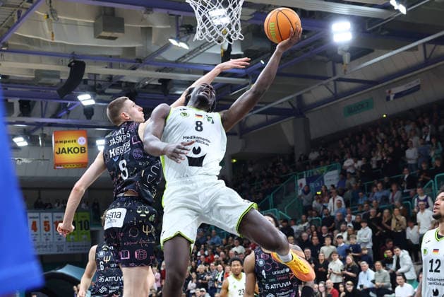 15 matchday of the Basketball 2 Bundesliga ProA in the Oberfrankenhalle in Bayreuth Season 2025 2026 BBC Bayreuth vs Uni Baskets Münster Nat Diallo BBC Bayreuth 8 right Neil Masnic Uni Baskets Münster 8 left