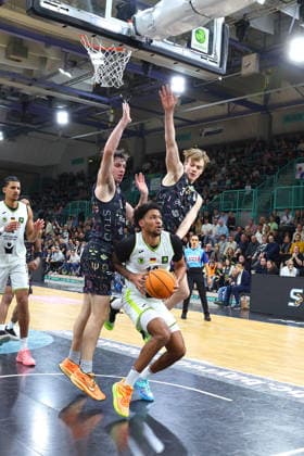 15 matchday of the Basketball 2 Bundesliga ProA in the Oberfrankenhalle in Bayreuth Season 2025 2026 BBC Bayreuth vs Uni Baskets Münster Cantia Rahming BBC Bayreuth 12 center Andrew OÂ Brien Uni Baskets Münster 0 left Paul Viefhues Uni Baskets Münster 3 right