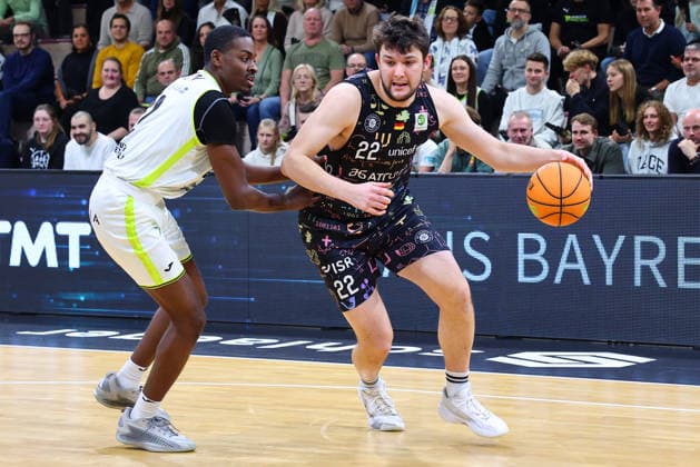 15 Matchday of the Basketball 2 Bundesliga ProA in the Oberfrankenhalle in Bayreuth Season 2025 2026 BBC Bayreuth vs Uni Baskets Münster Tehree Horn BBC Bayreuth 2 left Cosmo Grühn Uni Baskets Münster 22 right