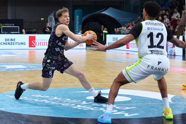 15 matchday of the Basketball 2 Bundesliga ProA in the Oberfrankenhalle in Bayreuth Season 2025 2026 BBC Bayreuth vs Uni Baskets Münster Cantia Rahming BBC Bayreuth 12 right Thore Dilschmann Uni Baskets Münster 6 left