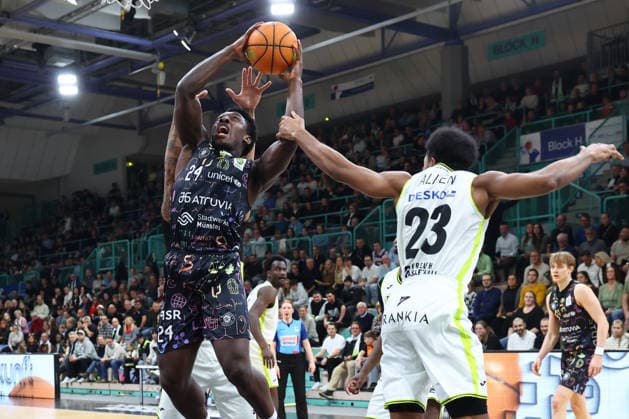 15 Matchday of the Basketball 2 Bundesliga ProA in the Oberfrankenhalle in Bayreuth Season 2025 2026 BBC Bayreuth vs Uni Baskets Münster KeVaughn Allen BBC Bayreuth 23 right Jason Ani Uni Baskets Münster 24 left