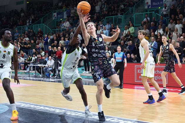 15 matchday of the Basketball 2 Bundesliga ProA in the Oberfrankenhalle in Bayreuth Season 2025 2026 BBC Bayreuth vs Uni Baskets Münster Tehree Horn BBC Bayreuth 2 left Thore Dilschmann Uni Baskets Münster 6 right