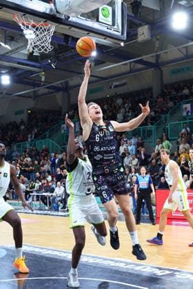15 matchday of the Basketball 2 Bundesliga ProA in the Oberfrankenhalle in Bayreuth Season 2025 2026 BBC Bayreuth vs Uni Baskets Münster Tehree Horn BBC Bayreuth 2 left Thore Dilschmann Uni Baskets Münster 6 right