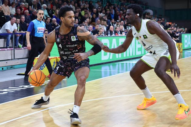 15 matchday of the Basketball 2 Bundesliga ProA in the Oberfrankenhalle in Bayreuth Season 2025 2026 BBC Bayreuth vs Uni Baskets Münster Nat Diallo BBC Bayreuth 8 right Nicholas Khalil McMullen Uni Baskets Münster 4 left