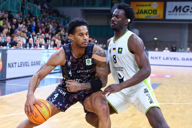 15 matchday of the Basketball 2 Bundesliga ProA in the Oberfrankenhalle in Bayreuth Season 2025 2026 BBC Bayreuth vs Uni Baskets Münster Nat Diallo BBC Bayreuth 8 right Nicholas Khalil McMullen Uni Baskets Münster 4 left