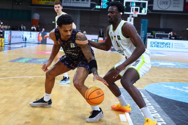 15 matchday of the Basketball 2 Bundesliga ProA in the Oberfrankenhalle in Bayreuth Season 2025 2026 BBC Bayreuth vs Uni Baskets Münster Nat Diallo BBC Bayreuth 8 right Nicholas Khalil McMullen Uni Baskets Münster 4 left