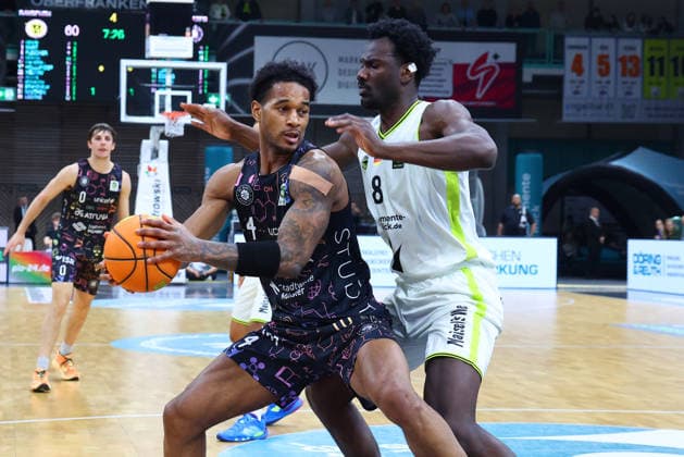 15 matchday of the Basketball 2 Bundesliga ProA in the Oberfrankenhalle in Bayreuth Season 2025 2026 BBC Bayreuth vs Uni Baskets Münster Nat Diallo BBC Bayreuth 8 right Nicholas Khalil McMullen Uni Baskets Münster 4 left