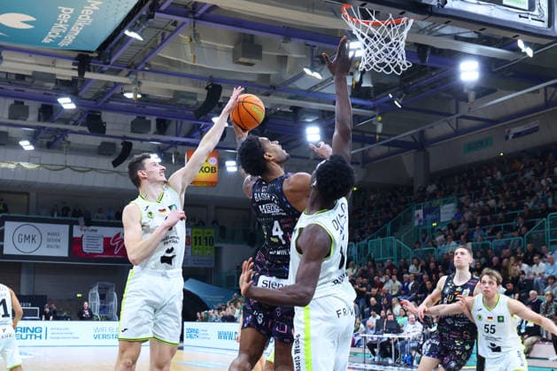 15 matchday of the Basketball 2 Bundesliga ProA in the Oberfrankenhalle in Bayreuth Season 2025 2026 BBC Bayreuth vs Uni Baskets Münster Nat Diallo BBC Bayreuth 8 right Moritz Plescher BBC Bayreuth 6 left Nicholas Khalil McMullen Uni Baskets Münster 4 center