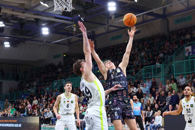 15 matchday of the Basketball 2 Bundesliga ProA in the Oberfrankenhalle in Bayreuth Season 2025 2026 BBC Bayreuth against Uni Baskets Münster Willem Brandwijk BBC Bayreuth 39 left Thore Dilschmann Uni Baskets Münster 6 right