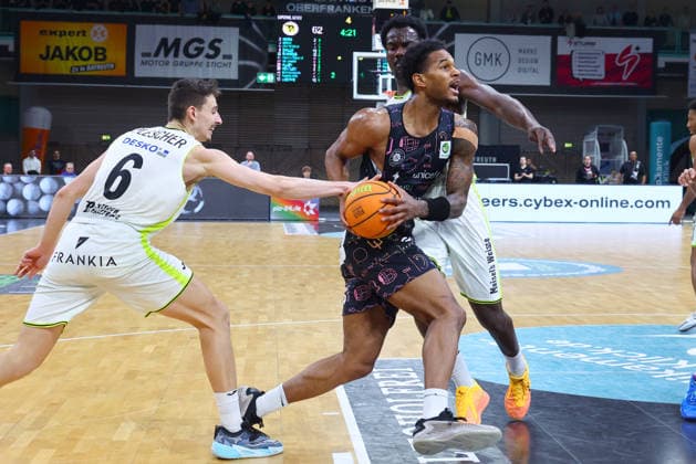 15 matchday of the Basketball 2 Bundesliga ProA in the Oberfrankenhalle in Bayreuth Season 2025 2026 BBC Bayreuth vs Uni Baskets Münster Moritz Plescher BBC Bayreuth 6 left Nicholas Khalil McMullen Uni Baskets Münster 4 right