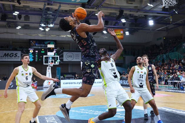 15 matchday of the Basketball 2 Bundesliga ProA in the Oberfrankenhalle in Bayreuth Season 2025 2026 BBC Bayreuth vs Uni Baskets Münster Nat Diallo BBC Bayreuth 8 right Moritz Plescher BBC Bayreuth 6 left Nicholas Khalil McMullen Uni Baskets Münster 4 center