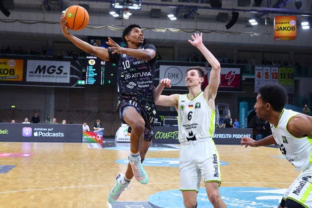 15 matchday of the Basketball 2 Bundesliga ProA in the Oberfrankenhalle in Bayreuth Season 2025 2026 BBC Bayreuth vs Uni Baskets Münster Moritz Plescher BBC Bayreuth 6 right Lamont Jukian Larry Uni Baskets Münster 10 left
