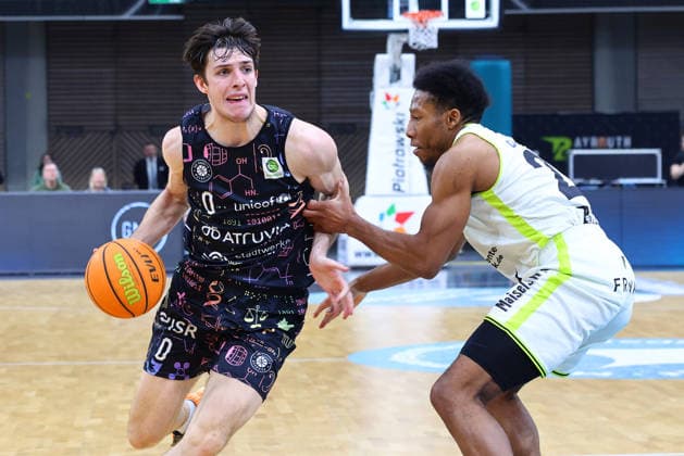 15 matchday of the Basketball 2 Bundesliga ProA in the Oberfrankenhalle in Bayreuth Season 2025 2026 BBC Bayreuth vs Uni Baskets Münster KeVaughn Allen BBC Bayreuth 23 right Andrew OÂ Brien Uni Baskets Münster 0 left
