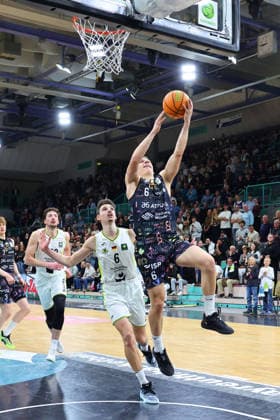 15 matchday of the Basketball 2 Bundesliga ProA in the Oberfrankenhalle in Bayreuth Season 2025 2026 BBC Bayreuth vs Uni Baskets Münster Moritz Plescher BBC Bayreuth 6 left Thore Dilschmann Uni Baskets Münster 6 right