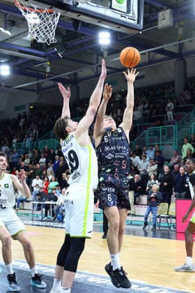 15 matchday of the Basketball 2 Bundesliga ProA in the Oberfrankenhalle in Bayreuth Season 2025 2026 BBC Bayreuth against Uni Baskets Münster Willem Brandwijk BBC Bayreuth 39 left Thore Dilschmann Uni Baskets Münster 6 right