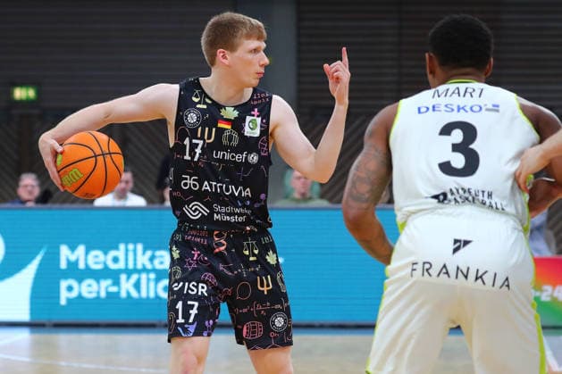 15 Matchday of the Basketball 2 Bundesliga ProA in the Oberfrankenhalle in Bayreuth Season 2025 2026 BBC Bayreuth vs Uni Baskets Münster Rayshawn Mart BBC Bayreuth 3 right Oliver Pahnke Uni Baskets Münster 17 left