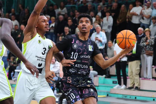 15 matchday of the Basketball 2 Bundesliga ProA in the Oberfrankenhalle in Bayreuth Season 2025 2026 BBC Bayreuth vs Uni Baskets Münster Rayshawn Mart BBC Bayreuth 3 left Lamont Jukian Larry Uni Baskets Münster 10 right