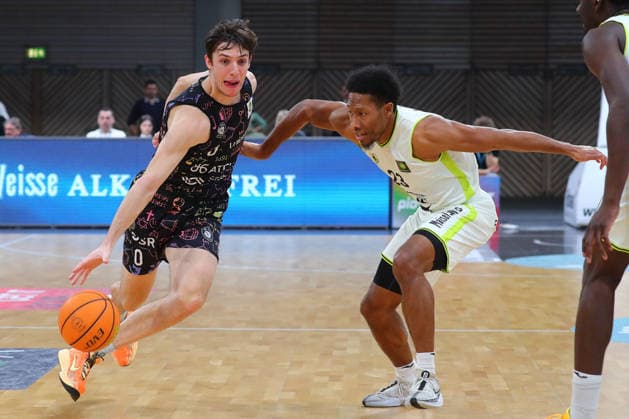 15 matchday of the Basketball 2 Bundesliga ProA in the Oberfrankenhalle in Bayreuth Season 2025 2026 BBC Bayreuth vs Uni Baskets Münster KeVaughn Allen BBC Bayreuth 23 right Andrew OÂ Brien Uni Baskets Münster 0 left