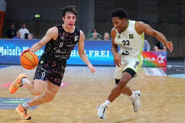 15 matchday of the Basketball 2 Bundesliga ProA in the Oberfrankenhalle in Bayreuth Season 2025 2026 BBC Bayreuth vs Uni Baskets Münster KeVaughn Allen BBC Bayreuth 23 right Andrew OÂ Brien Uni Baskets Münster 0 left