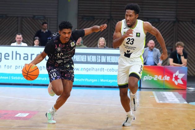 15 matchday of the Basketball 2 Bundesliga ProA in the Oberfrankenhalle in Bayreuth Season 2025 2026 BBC Bayreuth vs Uni Baskets Münster KeVaughn Allen BBC Bayreuth 23 right Lamont Jukian Larry Uni Baskets Münster 10 left