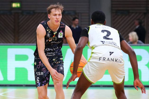 15 matchday of the Basketball 2 Bundesliga ProA in the Oberfrankenhalle in Bayreuth Season 2025 2026 BBC Bayreuth vs Uni Baskets Münster Tehree Horn BBC Bayreuth 2 right Thore Dilschmann Uni Baskets Münster 6 left