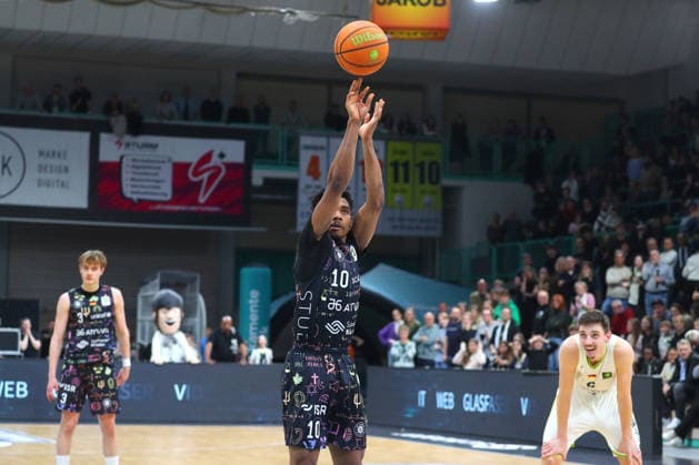 15 matchday of the Basketball 2 Bundesliga ProA in the Oberfrankenhalle in Bayreuth Season 2025 2026 BBC Bayreuth vs Uni Baskets Münster Lamont Jukian Larry Uni Baskets Münster 10