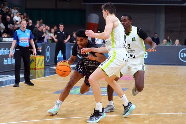15 matchday of the Basketball 2 Bundesliga ProA in the Oberfrankenhalle in Bayreuth Season 2025 2026 BBC Bayreuth vs Uni Baskets Münster Moritz Plescher BBC Bayreuth 6 right Lamont Jukian Larry Uni Baskets Münster 10 left