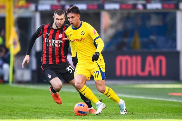2025-12-28 AC Milan v Hellas Verona FC - Serie A MILAN, ITALY - DECEMBER 28: Strahinja Pavlovic of AC Milan, Giovane of Hellas Verona FC during the Serie A match between AC Milan and Hellas Verona FC at Giuseppe Meazza Stadium on December 28, 2025 in Milan, Italy. (Photo by Alberto Gandolfo BSR Agency) Milan Italy Content not available for redistribution in The Netherlands directly or indirectly through any third parties. Copyright: xBSRxAgencyx