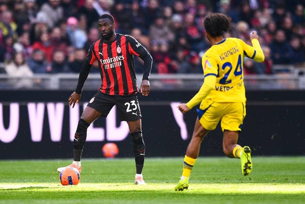 2025-12-28 AC Milan v Hellas Verona FC - Serie A MILAN, ITALY - DECEMBER 28: Fikayo Tomori of AC Milan, Antoine Bernede of Hellas Verona FC during the Serie A match between AC Milan and Hellas Verona FC at Giuseppe Meazza Stadium on December 28, 2025 in Milan, Italy. (Photo by Alberto Gandolfo BSR Agency) Milan Italy Content not available for redistribution in The Netherlands directly or indirectly through any third parties. Copyright: xBSRxAgencyx