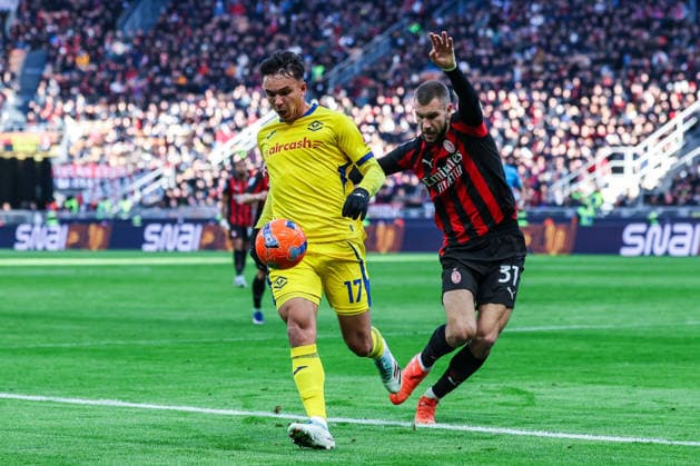 CALCIO - Serie A - AC Milan vs Hellas Verona FC Giovane Santana Do Nascimento of Hellas Verona FC competes for the ball with Strahinja Pavlovic of AC Milan during Serie A 2025 26 football match between AC Milan and Hellas Verona FC at San Siro Stadium in Milan Milan Italy  Copyright: xIPAxSport ABACAx