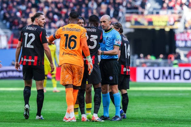 CALCIO - Serie A - AC Milan vs Hellas Verona FC Fikayo Tomori of AC Milan protests with Referee Michael Fabbri during Serie A 2025 26 football match between AC Milan and Hellas Verona FC at San Siro Stadium in Milan Milan Italy  Copyright: xIPAxSport ABACAx