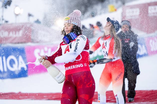 SCHEIB Julia (Oesterreich) jubelt auf dem Podium bei der Siegerehrung ueber den Sieg und spritzt Champagner Sekt, AUT, FIS Ski Alpin Weltcup Semmering, Riesenslalom Frauen, 2. Durchgang, Saison 2025 2026, 27.12.2025 AUT, FIS Ski Alpin Weltcup Semmering, Riesenslalom Frauen, Saison 2025 2026, 27.12.2025 Semmering *** SCHEIB Julia Oesterreich celebrates victory on the podium at the award ceremony and sprays champagne sparkling wine, AUT, FIS Alpine Skiing World Cup Semmering, Giant Slalom Women, 2nd run, 2025 2026 season, 27 12 2025 AUT, FIS Alpine Skiing World Cup Semmering, Giant Slalom Women, 2025 2026 season, 27 12 2025 Semmering Copyright: xEibner-Pressefoto Memmlerx EP_MMR