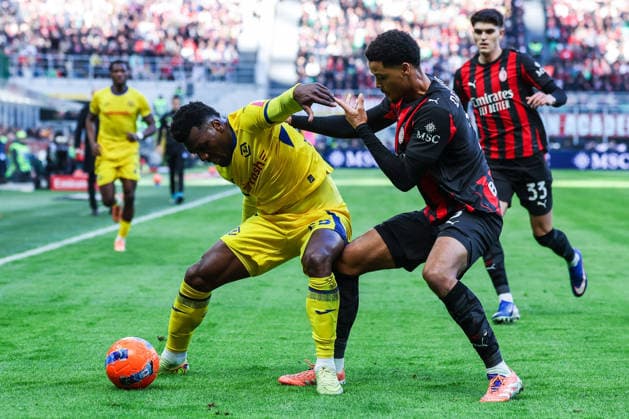 AC Milan vs Hellas Verona FC Serie A 2025 26 28 12 2025 Koni De Winter of AC Milan competes for the ball with Daniel Fernando Mosquera Bonilla of Hellas Verona FC during Serie A 2025 26 football match between AC Milan and Hellas Verona FC at San Siro Stadium in Milan Copyright: xBEAUTIFULxSPORTS Carabellix