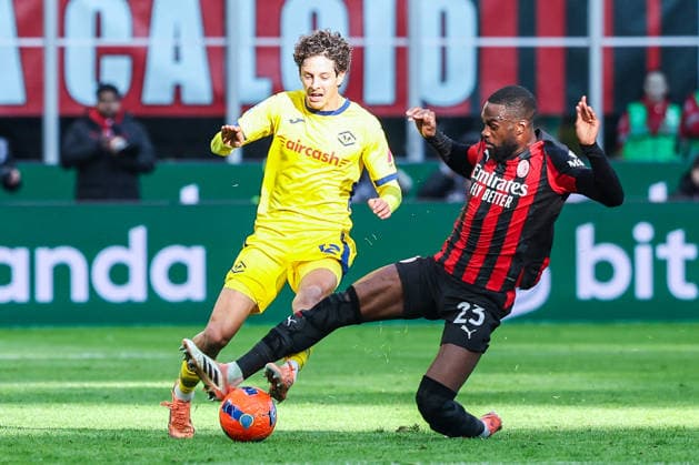 CALCIO - Serie A - AC Milan vs Hellas Verona FC Fikayo Tomori of AC Milan competes for the ball with Domagoj Bradaric of Hellas Verona FC during Serie A 2025 26 football match between AC Milan and Hellas Verona FC at San Siro Stadium in Milan Milan Italy  Copyright: xIPAxSport ABACAx
