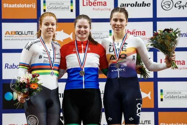 Sport Themen der Woche KW52 APELDOORN - Winner Steffie van der Peet stands among Hetty van de Wouw (L) (second) and Sofie van Rooijen (third) during the time trial ceremony on the second day of the Dutch Track cycling, Rad, Radsport, Bahnrad, Bahn Championships at Omnisport Apeldoorn. ANP VINCENT JANNINK xVIxANPxSportx xxANPxIVx 545878213 originalFilename: 545878213.jpg