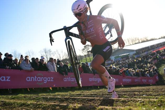 Dutch Ceylin Del Carmen Alvarado pictured in action during the women s elite race at the World Cup cyclocross cycling event in Dendermonde, Belgium, stage 8 (out of 12) of the UCI World Cup cyclocross competition, Sunday 28 December 2025. DAVIDxPINTENS  x151925084x