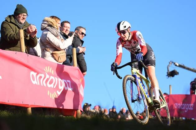 Dutch Lucinda Brand pictured in action during the women s elite race at the World Cup cyclocross cycling event in Dendermonde, Belgium, stage 8 (out of 12) of the UCI World Cup cyclocross competition, Sunday 28 December 2025. DAVIDxPINTENS  x151925148x