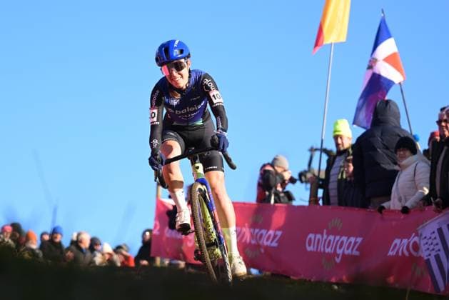Dutch Shirin van Anrooij pictured in action during the women s elite race at the World Cup cyclocross cycling event in Dendermonde, Belgium, stage 8 (out of 12) of the UCI World Cup cyclocross competition, Sunday 28 December 2025. DAVIDxPINTENS  x151925422x