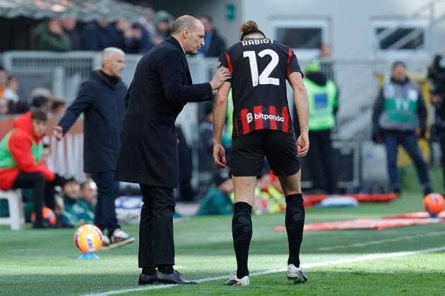 Foto IPP Emanuele Pennacchio Milano 28 12 2025 Campionato Calcio Serie A 2025-2026 AC Milan - Hellas Verona FC Nella foto Massimiliano Allegri head coach of AC Milan talk to Adrien Rabiot of AC Milan italyphotopress world copyright Milano italy Italia ITALY  Copyright: xR4924_italyphotopressx
