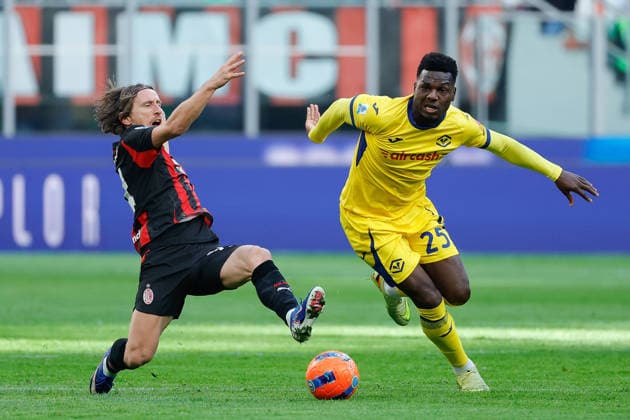 Daniel Mosquera of Hellas Verona FC under pressure from Luka Modric of AC Milan during the match of 17th day of the Serie A Championship between AC Milan - Hellas Verona FC at the San Siro Stadium on 28 December 2025 in Milano, MI. during AC Milan vs Hellas Verona FC, Italian soccer Serie A match in Milan, Italy, December 28 2025  Copyright: xEmanuelexPennacchio IPAxSportx xipa-agency.netx xx IPA_69512959 IPA_Agency_IPA69512959