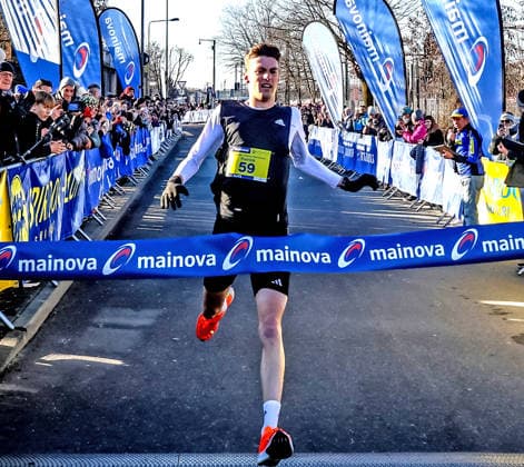 Sport Themen der Woche KW52 Silvesterlauf Frankfurt 2025 - Sieger 28.12.25: Sieger Patrick Andres Frankfurt Hessen Deutschland *** Silvesterlauf Frankfurt 2025 Winner 28 12 25 Winner Patrick Andres Frankfurt Hessen Germany sieger_maenner