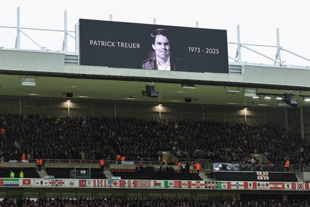 Premier League Sunderland v Leeds United Players officials and fans hold a minutes silence for Former director Patrick Treue who passes on Christmas Day 2025 during the Premier League match Sunderland vs Leeds United at Stadium Of Light, Sunderland, United Kingdom, 28th December 2025 (Photo by Alfie Cosgrove News Images) Sunderland Stadium Of Light Tyne and Wear United Kingdom Copyright: xAlfiexCosgrove NewsxImagesx