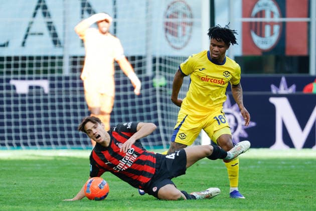 Samuele Ricci of AC Milan under pressure from Gift Orban of Hellas Verona FC during the match of 17th day of the Serie A Championship between AC Milan - Hellas Verona FC at the San Siro Stadium on 28 December 2025 in Milano, MI. during AC Milan vs Hellas Verona FC, Italian soccer Serie A match in Milan, Italy, December 28 2025  Copyright: xEmanuelexPennacchio IPAxSportx xipa-agency.netx xx IPA_69515623 IPA_Agency_IPA69515623
