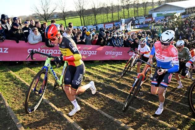 UCI Cyclocross World Cup 2025-2026 Dendermonde DENDERMONDE, BELGIUM - DECEMBER 28 : Nys Thibau (BEL) of Baloise Glowi Lions and Del Grosso Tibor (NED) of Alpecin-deceuninck during the 8th leg of the Dendermonde UCI Cyclocross World Cup 2025-2026 a cyclocross race for Men Elite on December 28, 2025 in Dendermonde, Belgium, 28 12 2025 ( Dendermonde Belgium  Copyright: xNicoxVereeckenx