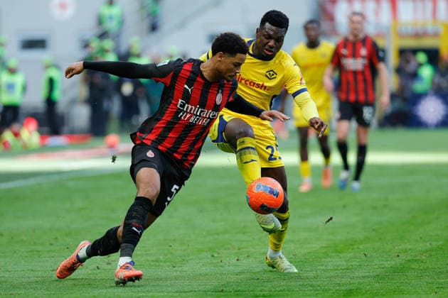 Koni De Winter of AC Milan under pressure from Daniel Mosquera of Hellas Verona FC during the match of 17th day of the Serie A Championship between AC Milan - Hellas Verona FC at the San Siro Stadium on 28 December 2025 in Milano, MI. during AC Milan vs Hellas Verona FC, Italian soccer Serie A match in Milan, Italy, December 28 2025  Copyright: xEmanuelexPennacchio IPAxSportx xipa-agency.netx xx IPA_69515480 IPA_Agency_IPA69515480