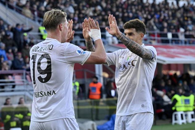December 28, 2025, Cremona, Italy: Napoli s Rasmus Hojlund celebrates wtih nhis teammates after scoring a goal during the Italian Serie A soccer match between Cremonese and Napoli at the Giovanni Zini Stadium in Cremona, Italy, 28 December 2025. ANSA Soccer: Serie A; Cremonese Vs Napoli  - ZUMAa110 20251228_zaf_a110_019 Copyright: xAlessioxTarpinix