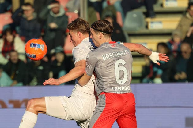 NapoliÕs Romelu Lukaku and Cremonese s Federico Baschirotto during the Serie A soccer match between Cremonese and Napoli at the Giovanni Zini Stadium in Cremona Italy - Sunday, 28 december 2025. - Soccer .  Copyright: xAlbertoxMariani LaPressex